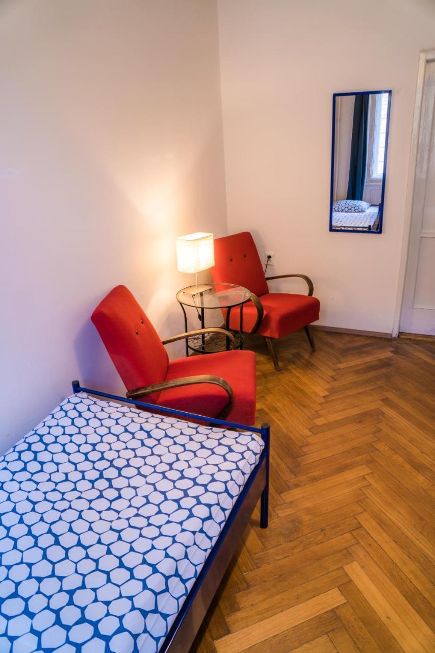 Cosmopole Hostel *